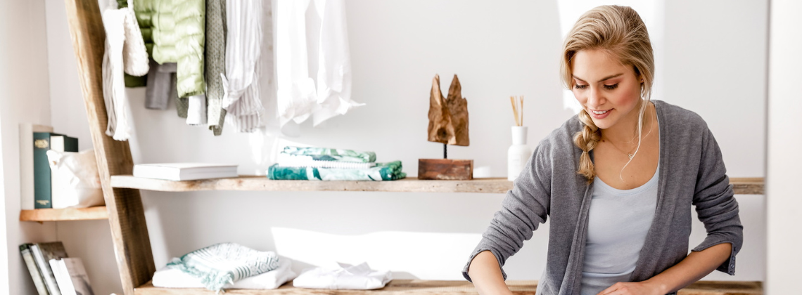 Vrouw die kleren aan het opvouwen is