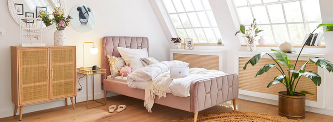 Slaapkamer met veel kleur en een roze bed