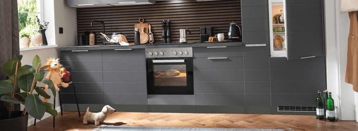 Keuken met een oven waar een brood in gebakken wordt