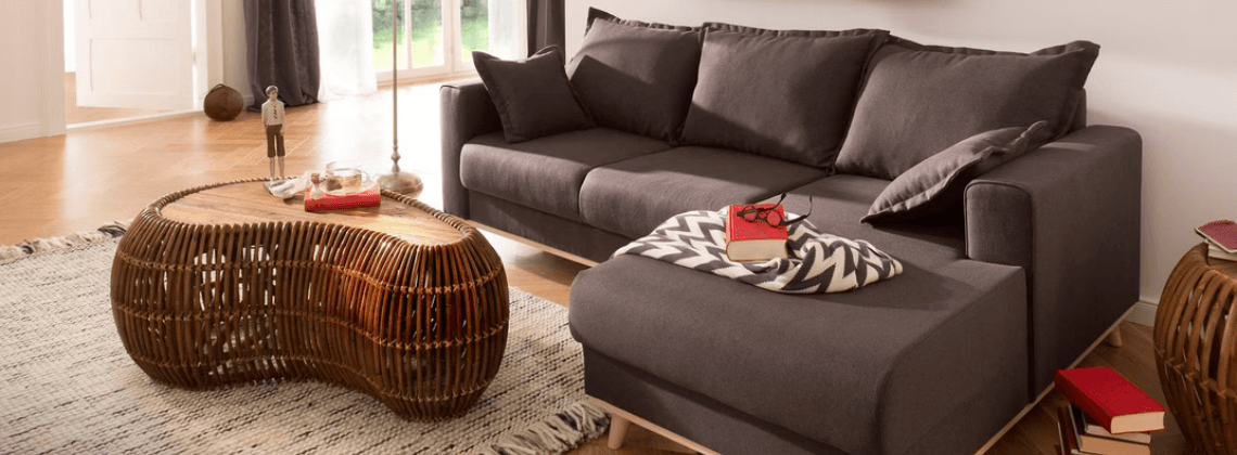 Bank in de woonkamer met een houten salontafel ervoor