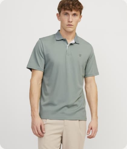 Man met beige chino en donkergroene polo