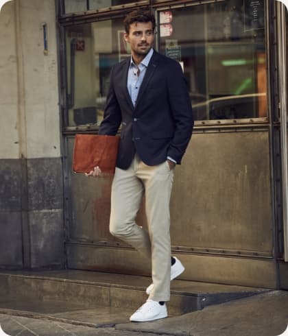 Man met een pantalon en een colbert