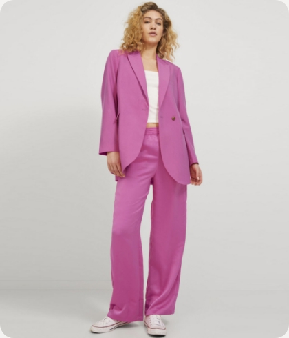 Vrouw met een paarse broek en blazer
