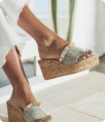 Sandalen met een zool van kurk en een kleurrijke ring die om de voet heen zit