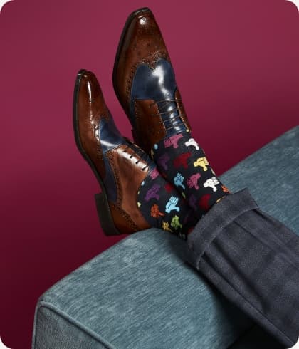 Bruine nette schoenen met sokken waar gekleurde duimpjes opstaan