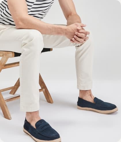 Zittende man op stoel met loafers aan