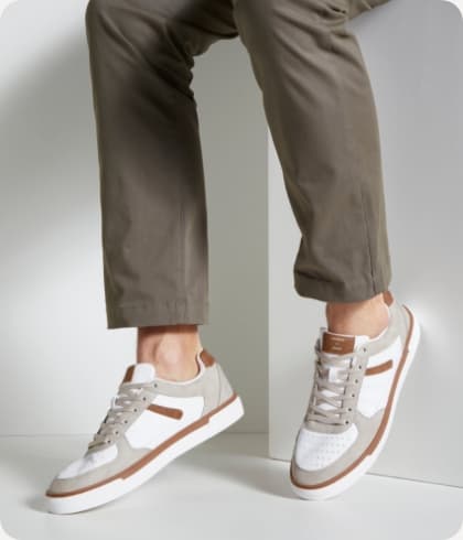 Lichtbruine broek met sneakers