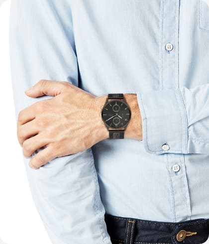 Man met blauwe blouse en een zwart horloge om
