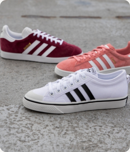 Verschillende kleuren Adidas schoenen op een rijtje 