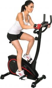Vrouw op een hometrainer