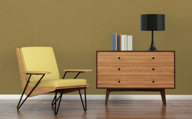 Houten stoel met gele kussens