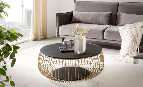 Bank met een ronde salontafel ervoor
