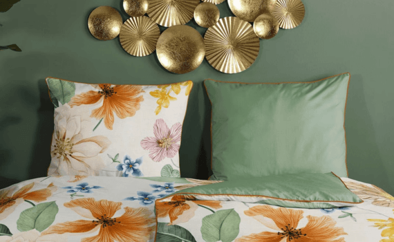 Een bed met bloemetjes overtrek