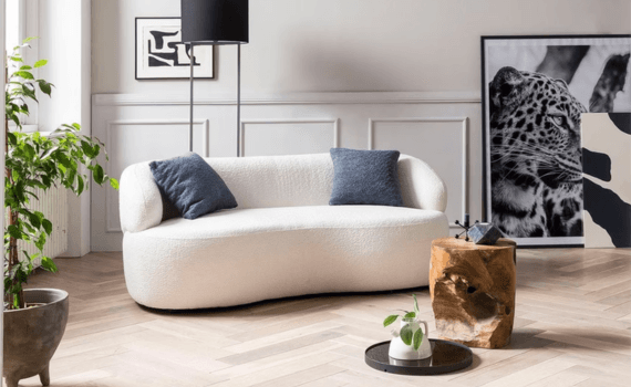 Witte bank met blauwe kussens erop 2 personen