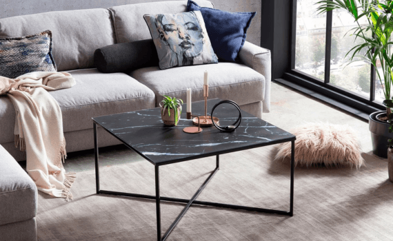 Bank met een vierkante salontafel ervoor