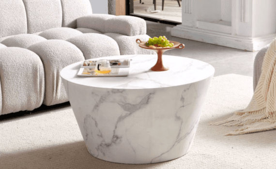 Bank met een marmeren ronde salontafel ervoor