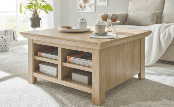 Houten landelijke salontafel met vakken erin voor boeken