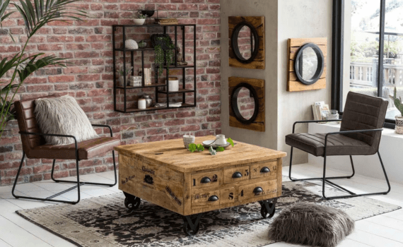 Industriële woonkamer met een houten salontafel met zwarte handvaten 