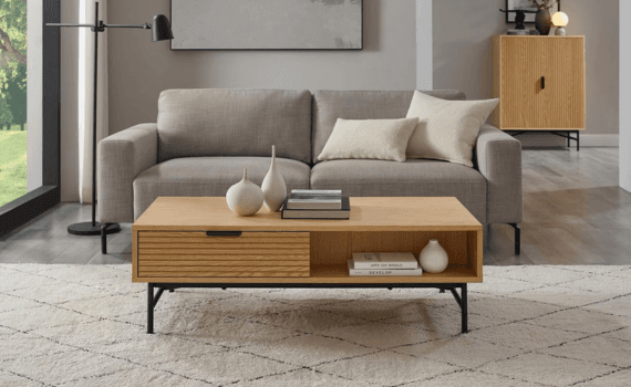 Bank met een rechthoekige houten salontafel ervoor