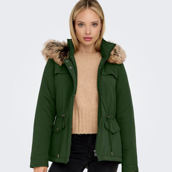 Vrouw met groene winterjas aan
