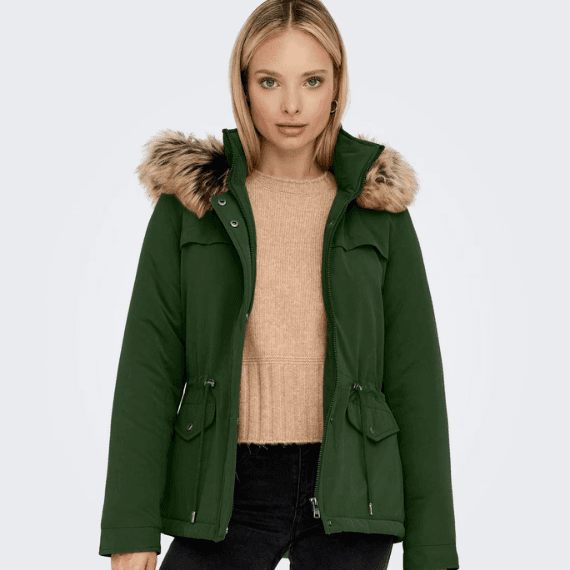 Vrouw met groene winterjas aan