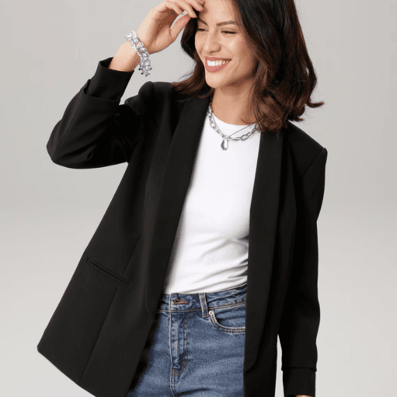 Vrouw met een wit shirt aan en een zwarte blazer eroverheen