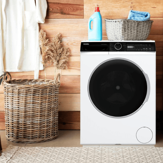 Wasmachine met wasmiddel erop en wasmand aan de zijkant