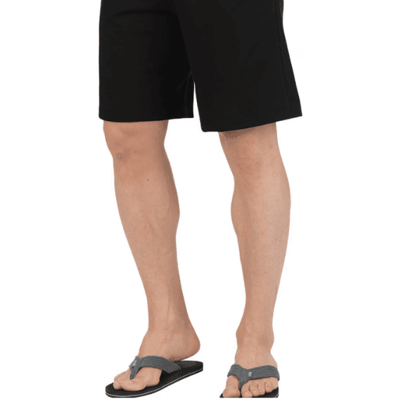 Man met een korte chino en daaronder slippers