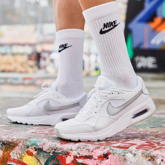 Man op straat met Nike schoenen en Nike sokken aan