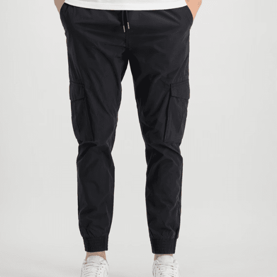 Man met ene comfortabele donkerblauwe cargobroek