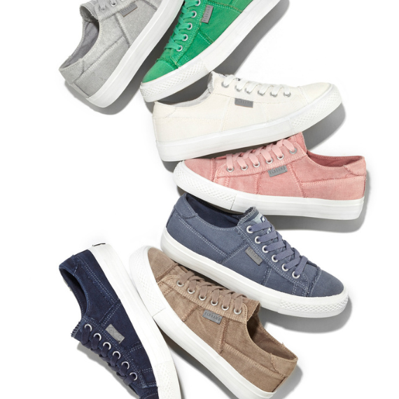 Verschillende kleuren stoffen schoenen onder elkaar