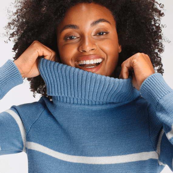 Vrouw met een blauw met witte strepen coltrui