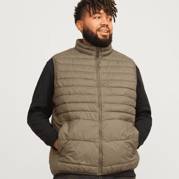 Man in een bodywarmer