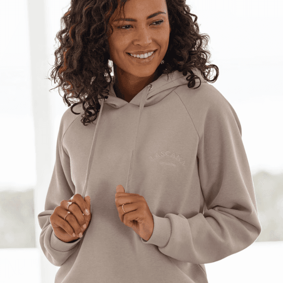 Vrouw in een beige hoodie