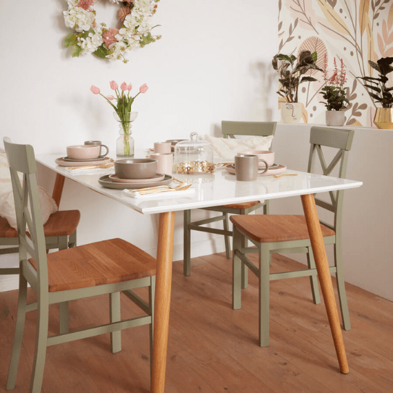 Eettafel roze gekleurd servies en bloemetjes op tafel