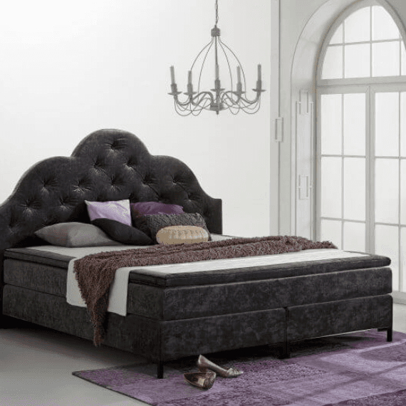 Luxe bed met kroonluchter erboven