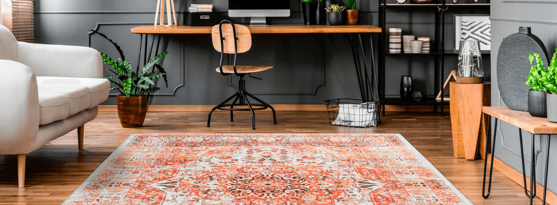Woonkamer met verschillende meubels en een vloerkleed op de grond