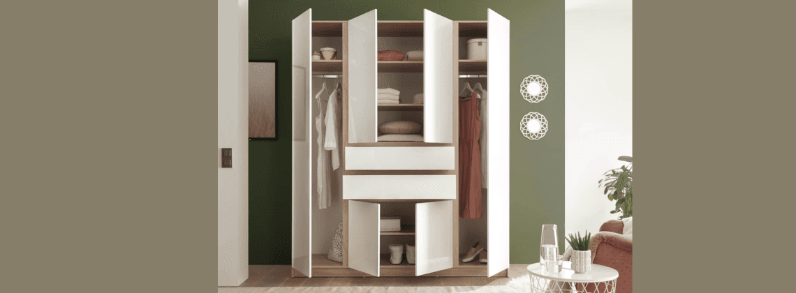 Openstaande klerenkast in een slaapkamer