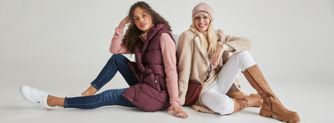 Vrouw op de grond met een bodywarmer aan