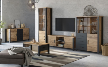 Verschillende houten meubels in de woonkamer