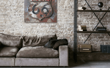 Grijze bank in donkere kamer