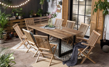 Zithoekje met houten tafel en stoelen