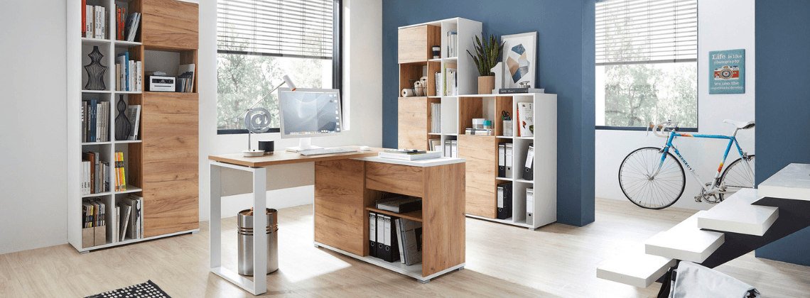 Kantoorruimte in huis met een bureau en een beeldscherm