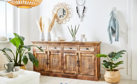 Kamer met een houten dressoir