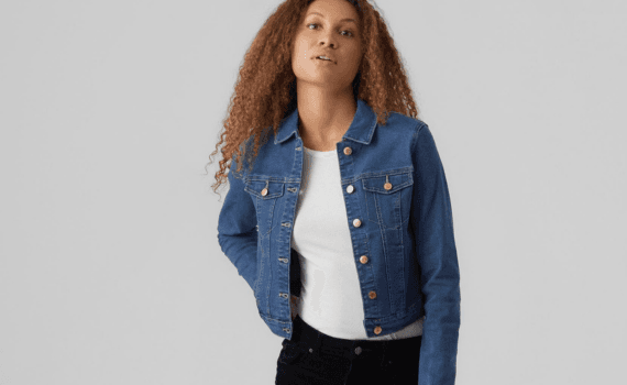 Vrouw met een open spijkerjasje