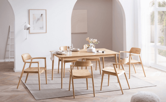 Houten tafel met houten stoelen in de woonkamer