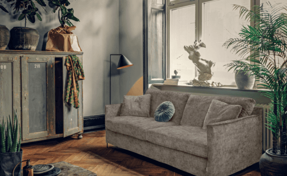 Grijze bank in een woonkamer