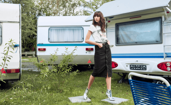 vrouw met denim rok