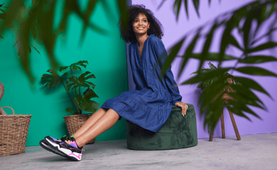 vrouw met denim jurk