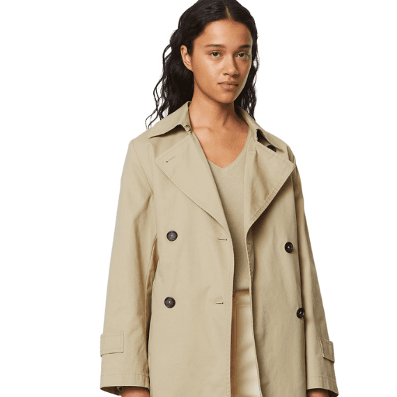 Vrouw in een beige trenchcoat